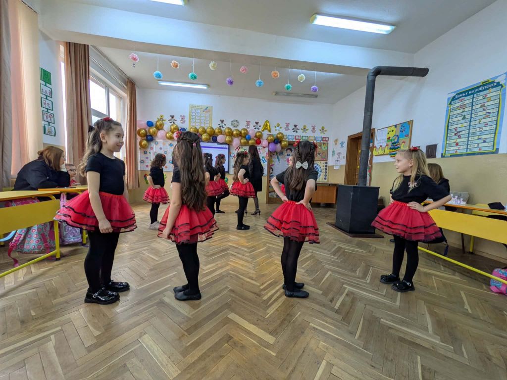 Днес първокласниците отпразнуваха своя Празник на буквите 2
